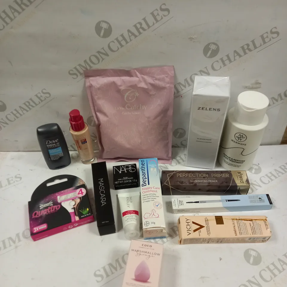 BOX OF APPROXIMATELY 30 ASSORTED HEALTH & BEAUTY PRODUCTS TO INCLUDE BPERFECT ILLUMINATING PRIMER, WILKINSON SWORD RAZORS, NARS BLUSH ETC 