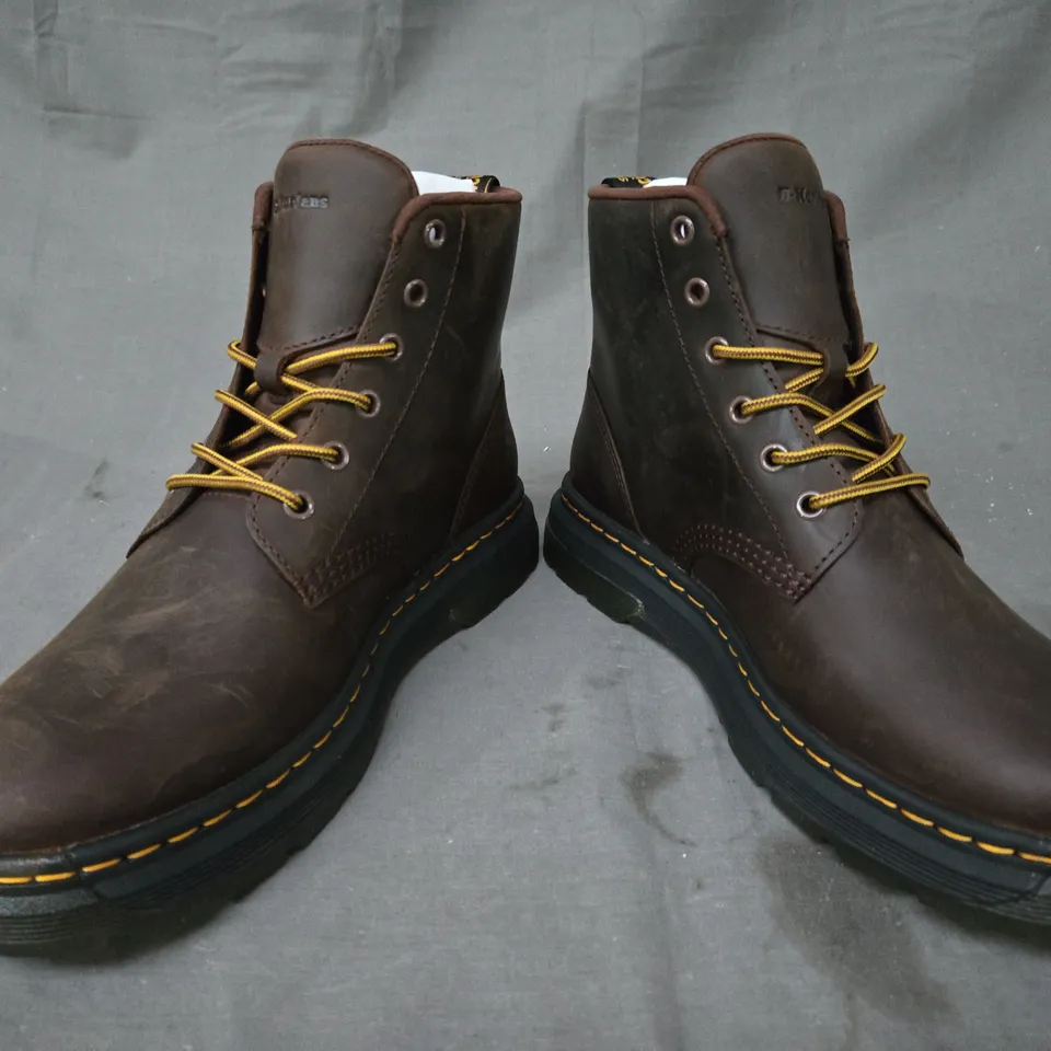 BOXED PAIR OF DR MARTENS CREWSON CHUKKA ANKLE BOOTS IN DARK BROWN UK SIZE 8