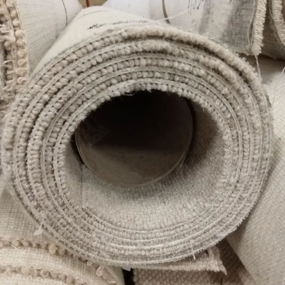 ROLL OF QUALITY HEATHCOTE PEARL ASH CARPET // APPROX SIZE: 4 X 2.58m