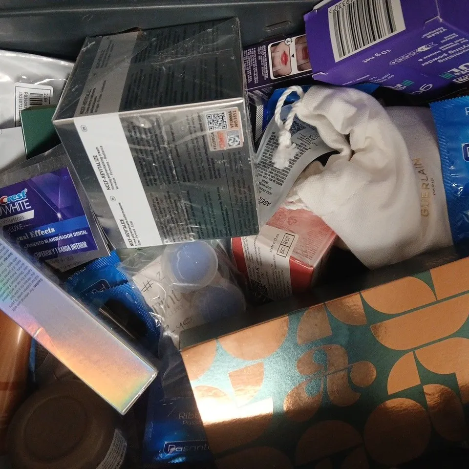 APPROXIMATELY 15 ASSORTED COSMETIC ITEMS INCLUDING VARIOUS MAKES AND BRANDS - COLLECTION ONLY