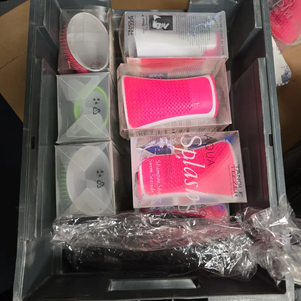 APPROXIMATELY 10 ASSORTED HEALTH & BEAUTY PRODUCTS TO INCLUDE JUMBO CLAW CLIP, DETANGLING BRUSH, FRENCH BEDROOM MAKE-UP BAG ETC - COLLECTION ONLY