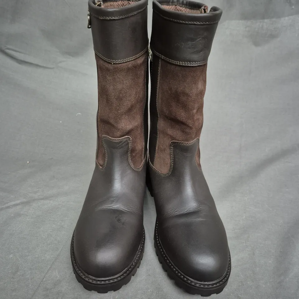 BOXED PAIR OF CABOTS WOOD HENLEY 2 BOOTS IN OAK - UK SIZE 39