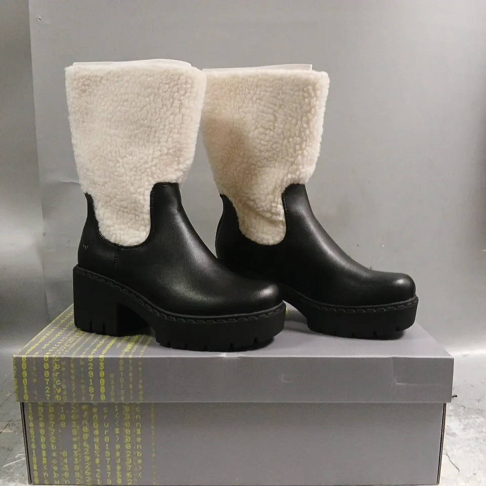 BOXED PAIR OF KOI TEXEL SHEARLING SWITCH BOOTS IN BLACK SIZE UK 4