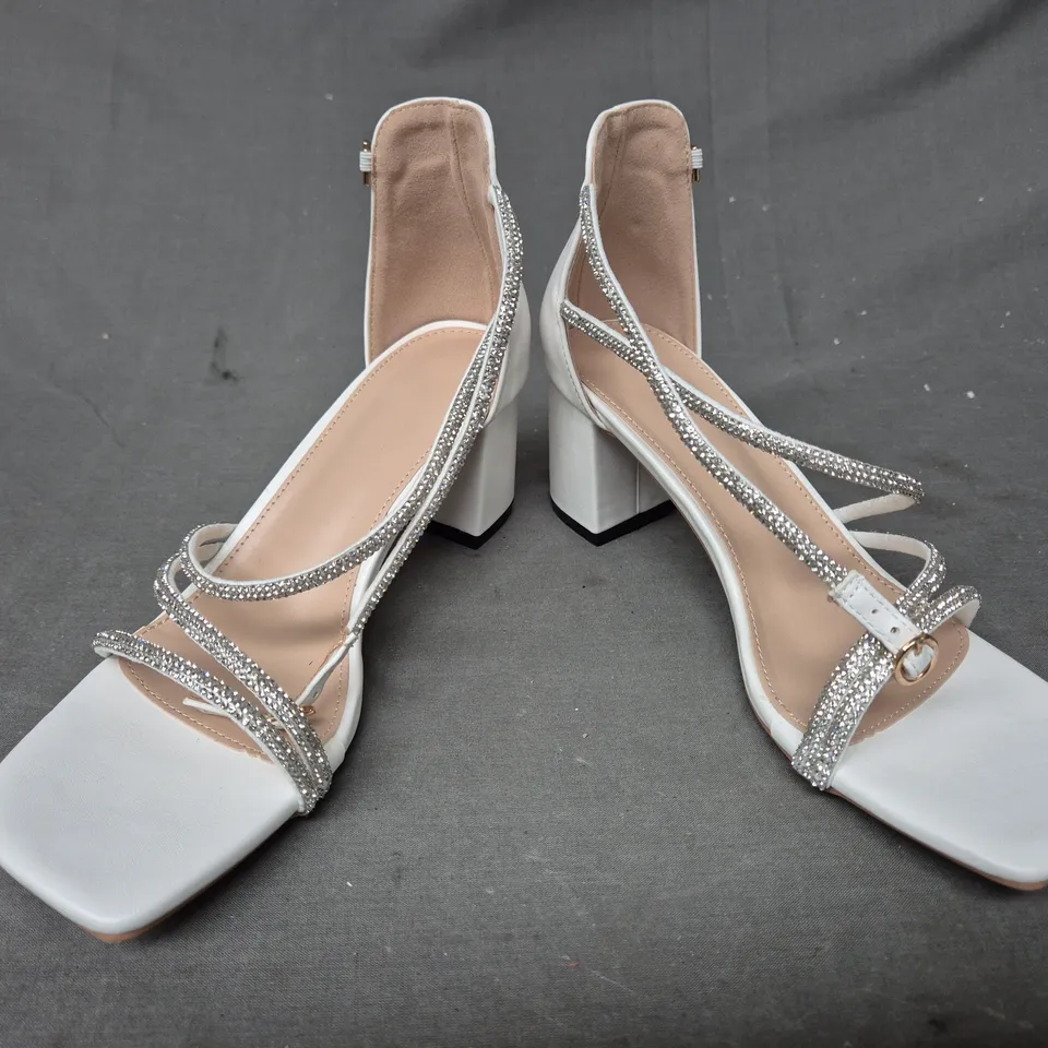 BOXED PAIR OF UNBRANDED OPEN TOE BLOCK HEEL SANDALS IN WHITE W. DIAMANTE EFFECT EU SIZE 38