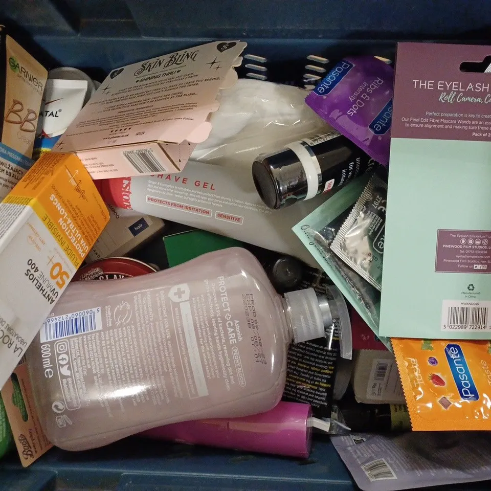 BOX OF APPROXIMATELY 40  ASSORTED COSMETIC ITEMS TO INCLUDE L'OREAL, GARNIER, AUSTRALIAN GOLD, ETC