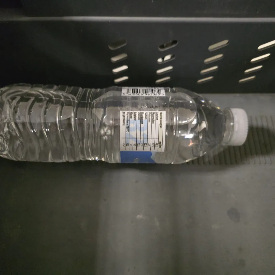 TOTE OF APPROXIMATELY 10 ASSORTED DRINKS ITEMS TO INCLUDE - AMAZON STILL WATER , TEISSENIRE ZERO 