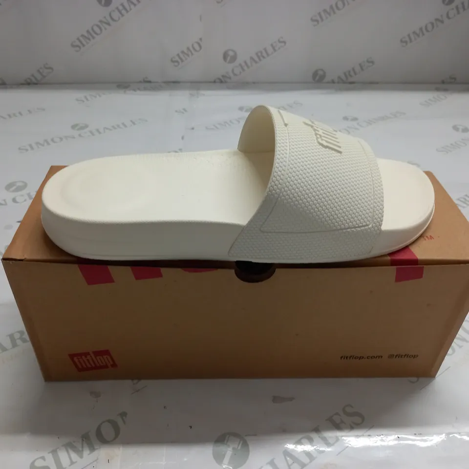 FITFLOP IQUSHION SLIDES IN CREAM - SIZE 6