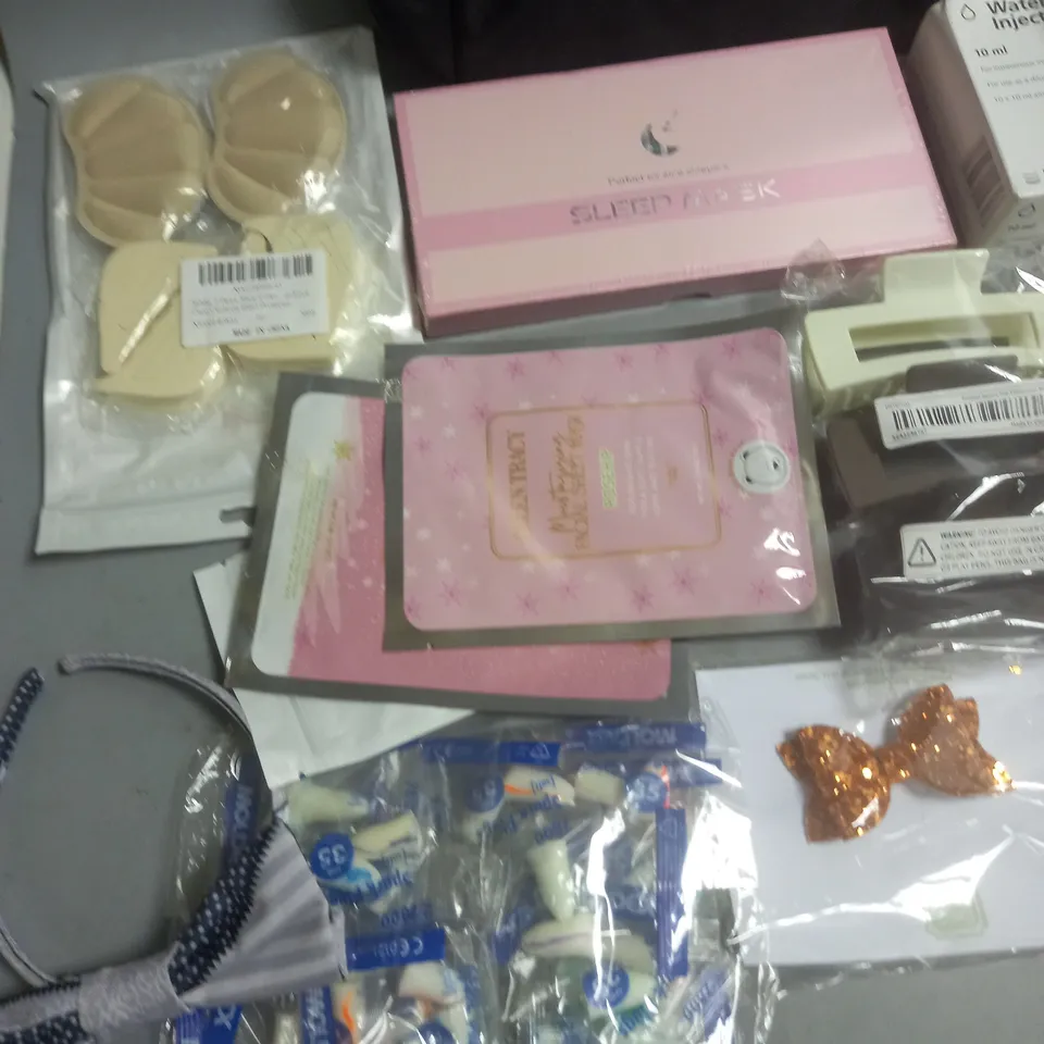 LOT OF APPROXIMATELY 20 ASSORTED HEALTH AND BEAUTY ITEMS TO INCLUDE SLEEP MASH, TRAVEL BAGS, HAIR CLIPS AND UVLED NAIL LAMP