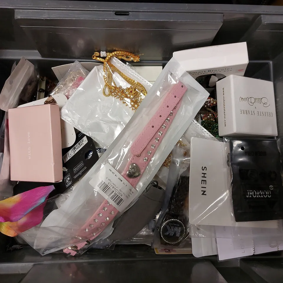 BOX OF APPROX 20 JEWELLERY ITEMS TO INCLUDE RINGS, NECKLACES AND BRACELETS