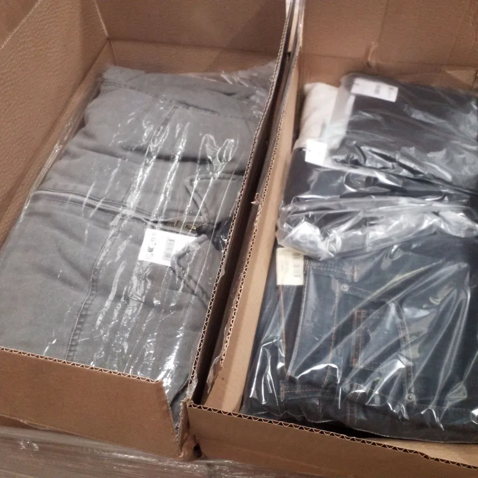 PALLET CONTAINING ASSORTED BRAND NEW CLOTHING INCLUDING JEANS, WORKER JACKETS, HOODIES & T-SHIRTS 