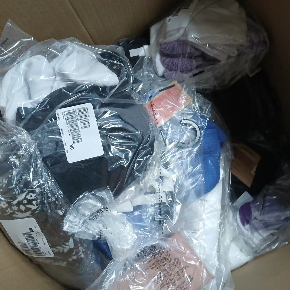 APPROXIMATELY 20 ASSORTED CLOTHING ITEMS IN VARIOUS SIZES, STYLES & COLOURS TO INCLUDE DENIM JACKET, BLAZER, LEATHER JACKET, ETC