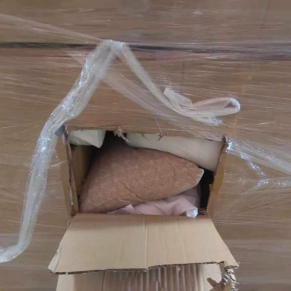PALLET CONTAINING A VERY LARGE QUANTITY OF ASSORTED PILLOWS AND RELATED BEDDING/COMFORT PRODUCTS ECT