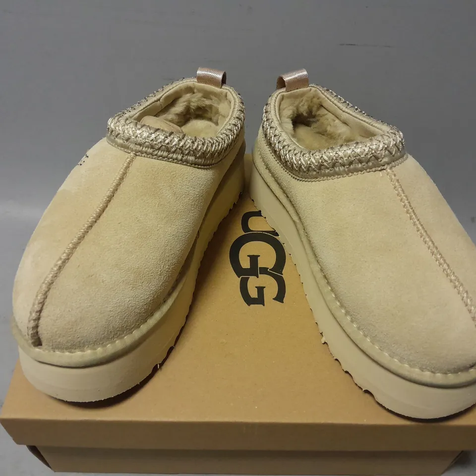 BOXED PAIR OF UGG WOMENS TAZZ SLIPPERS IN SAND - UK 3