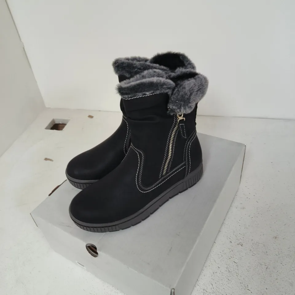 JO & JOE JADE BLACK PU BOOTS WITH FUR TRIM – UK 4