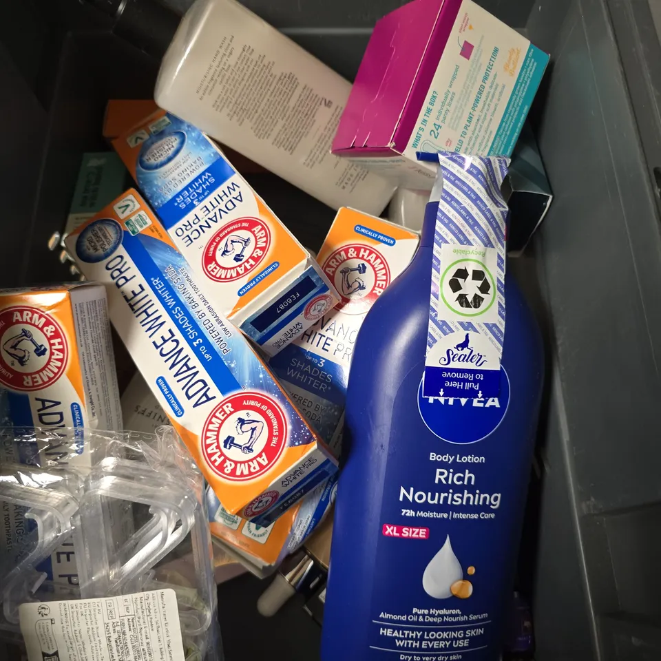 APPROXIMATELY 15 ASSORTED HEALTH & BEAUTY PRODUCTS TO INCLUDE ANTI-WRINKLE POWDER, MOISTURISER, OLD SPICE DEODORANT ETC