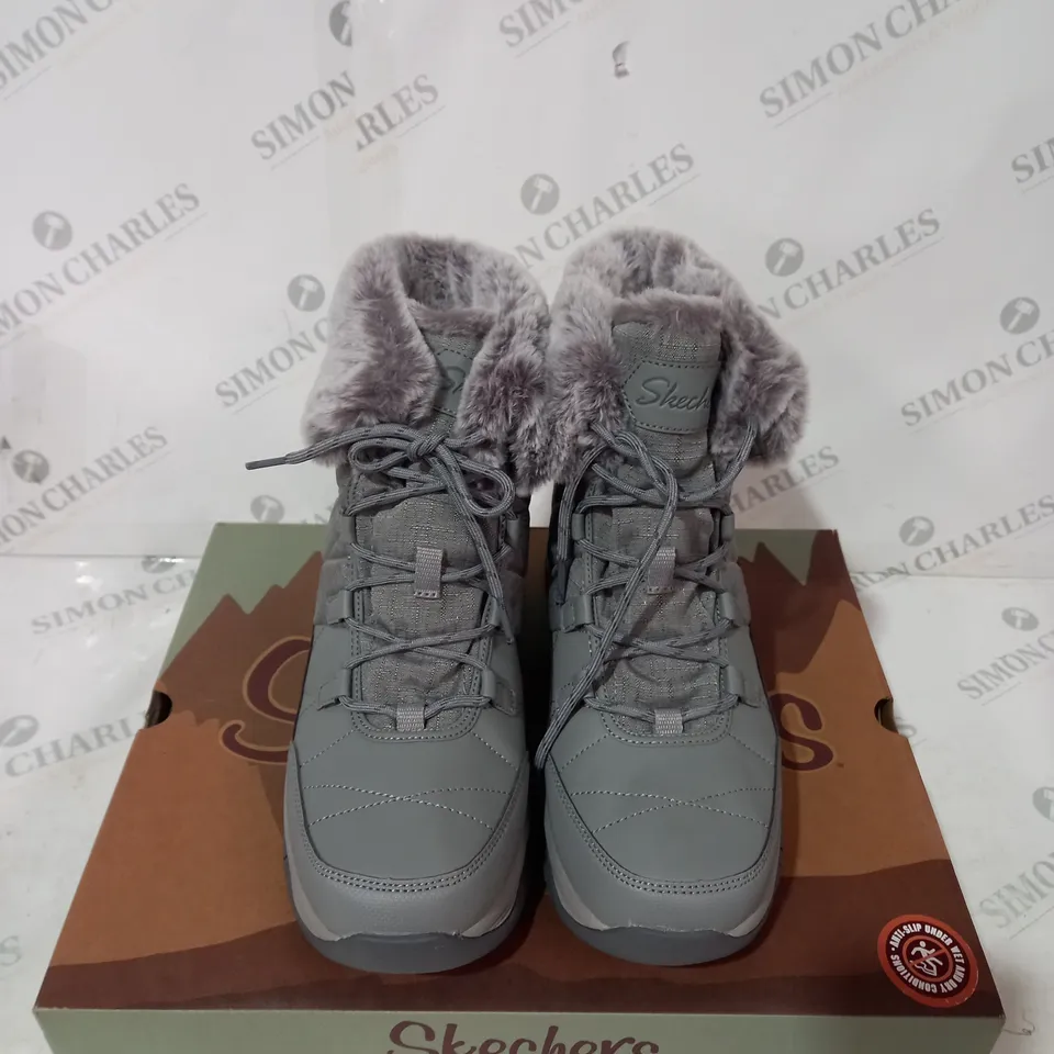 BOXED SKECHERS WOMENS ANTI SLIP AND WATERPROOF FUR LINED BOOTS - SIZE 