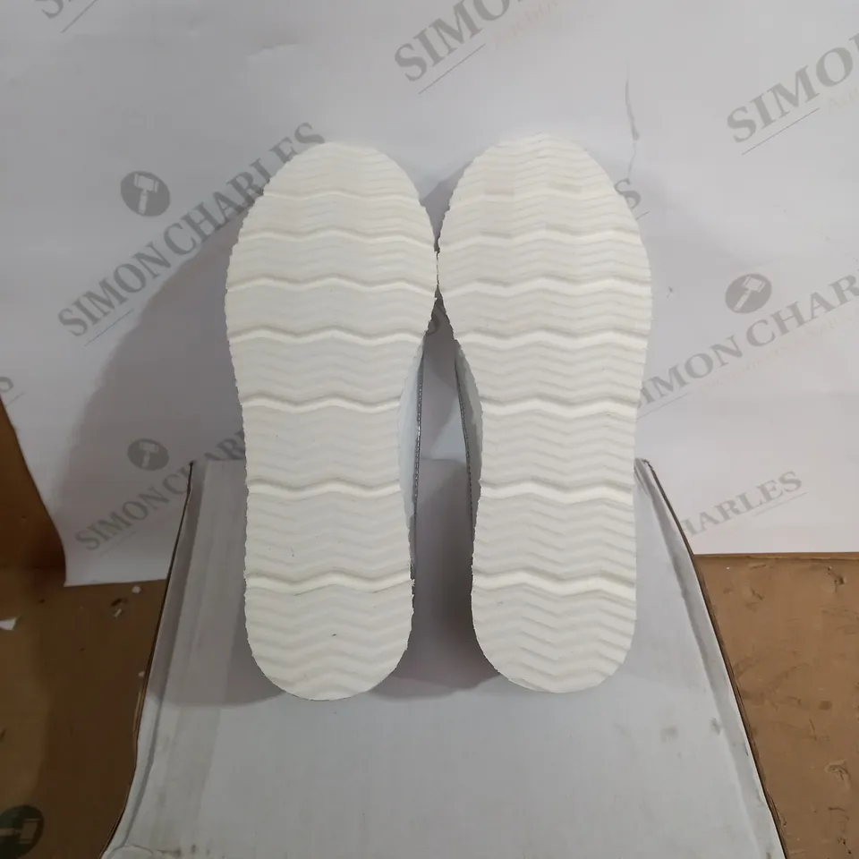 MODA IN PELLE ARIELA WHITE SIZE 6