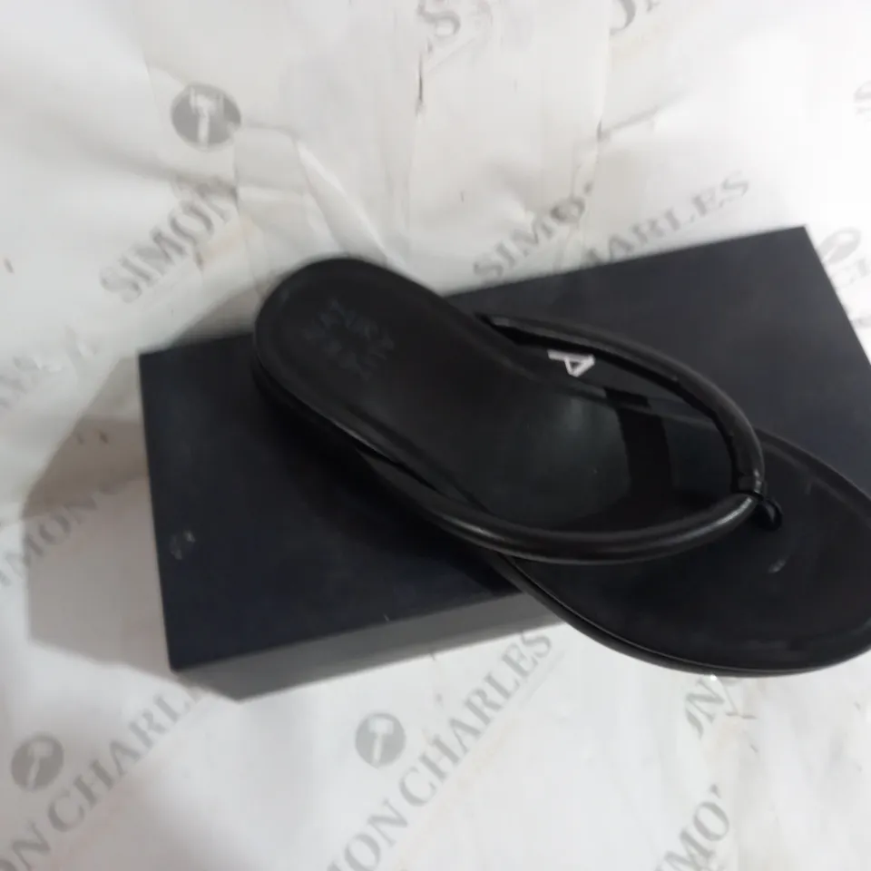BOXED PAIR OF NATURALIZER SANDALS IN BLACK SIZE 7 