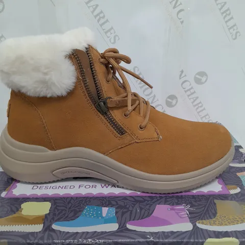 SKETCHERS LACE UP CHUG BOOT SIZE 4.5