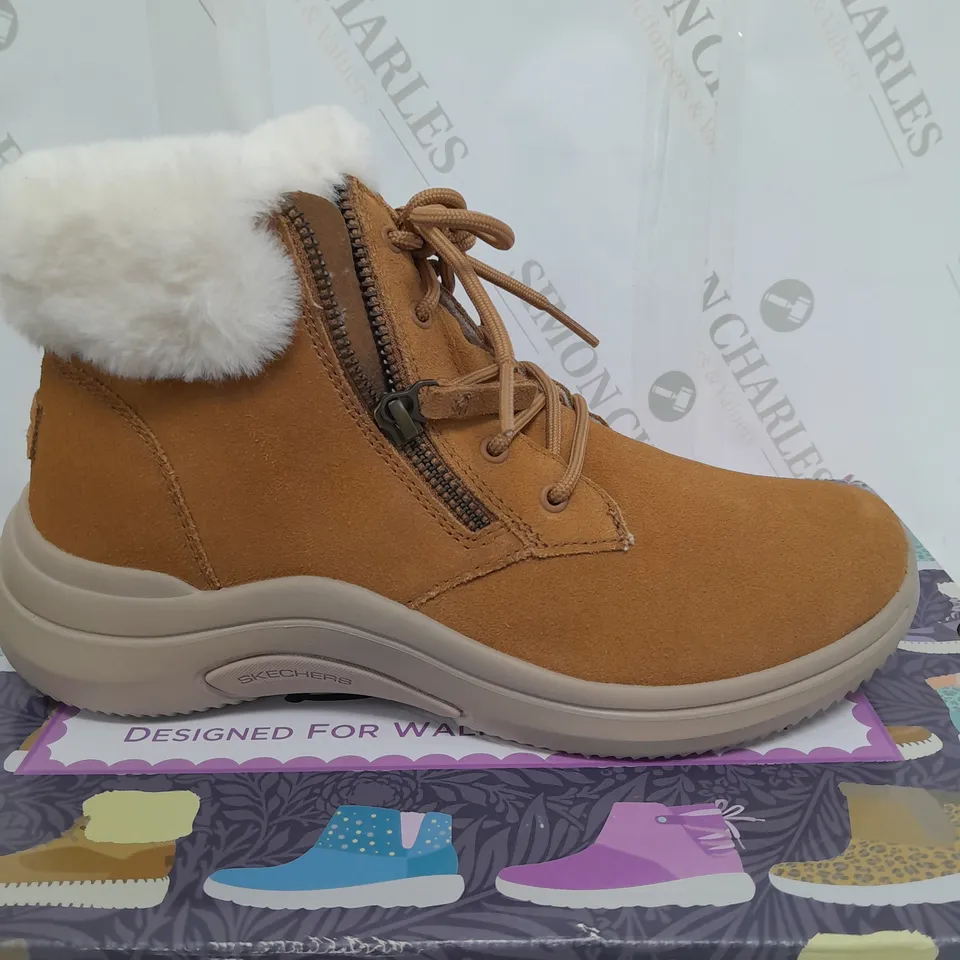 SKETCHERS LACE UP CHUG BOOT SIZE 4.5