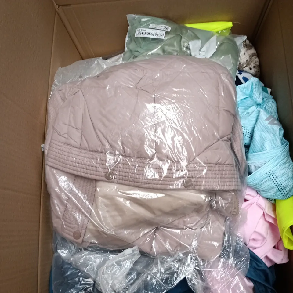 BOX OF APPROXIMATELY 20 ASSORTED CLOTHING ITEMS TO INCLUDE HI VIS JACKET, JEANS, AMAZON SLATE GREY TROUSERS ETC