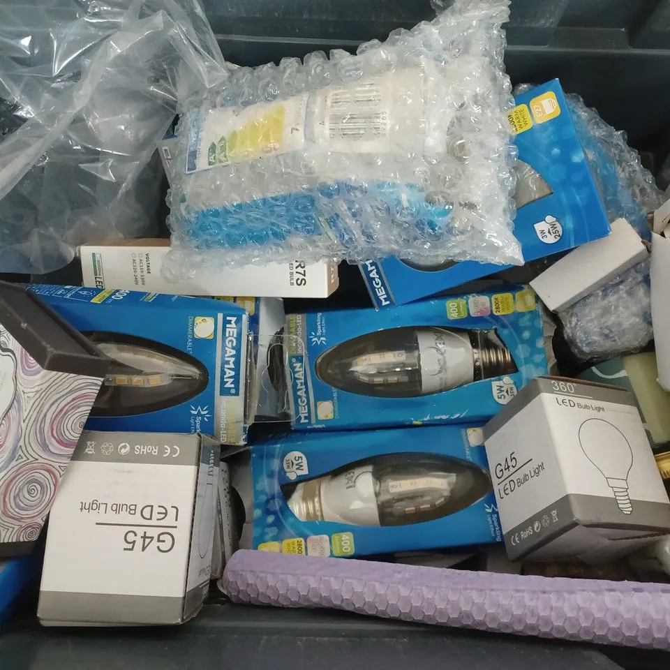 BOX OF APPROXIMATELY 20 ASSORTED ITEMS TO INCLUDE - CATH KIDSTON CANDLES - LIGHT BULB - YANKEE CANDLE SUNNY DAYDREAM ETC