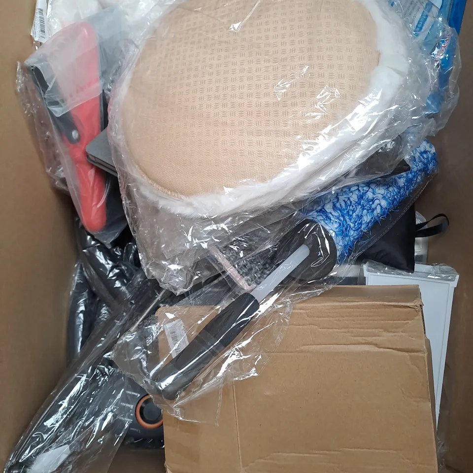 BOX OF APPROXIMATELY 12 ASSORTED HOUSEHOLD ITEMS TO INCLUDE - INSTRUMENT BAG - N-FUSED SPICY CRAB BAIT - LEG SUPPORT PILLOW - ETC - COLLECTION ONLY