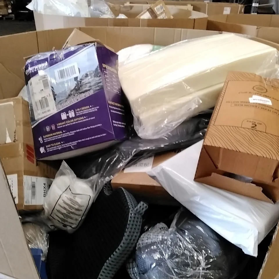 PALLET TO CONTAIN A LARGE ASSORTMENT OF PILLOWS, CUSHIONS AND SLEEPING PRODUCTS // BRANDS MAY VARY