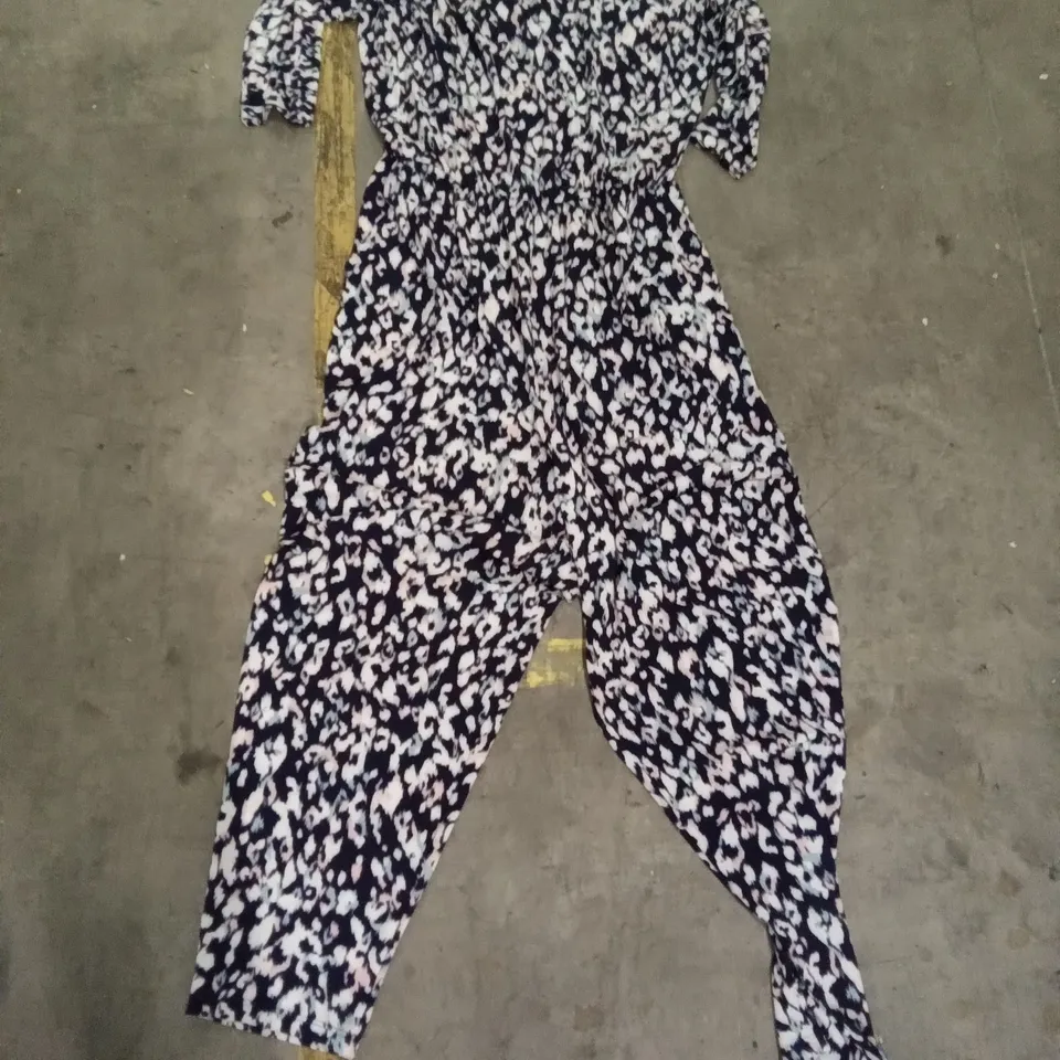 APPROXIMATELY 12 BRAND NEW KIM AND CO NAVY AND ROSE BODY SUITS XL 