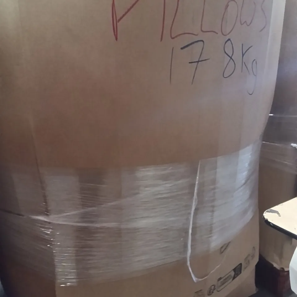 PALLET CONTAINING A LARGE QUANTITY OF PILLOWS
