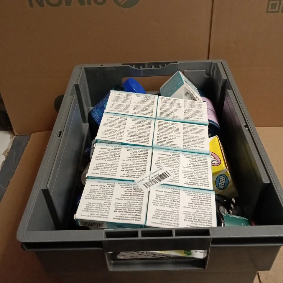 TOTE OF APPROXIMATELY 30 ASSORTED VITAMIN/SUPPLEMENT RELATED ITEMS TO INCLUDE WELLMAN, MOGO FARM MUSHROOM 5 BLEND, BOOTS GOOD GUT, HOLLAND AND BARRETTS NEW MOTHER SUPPORT ETC
