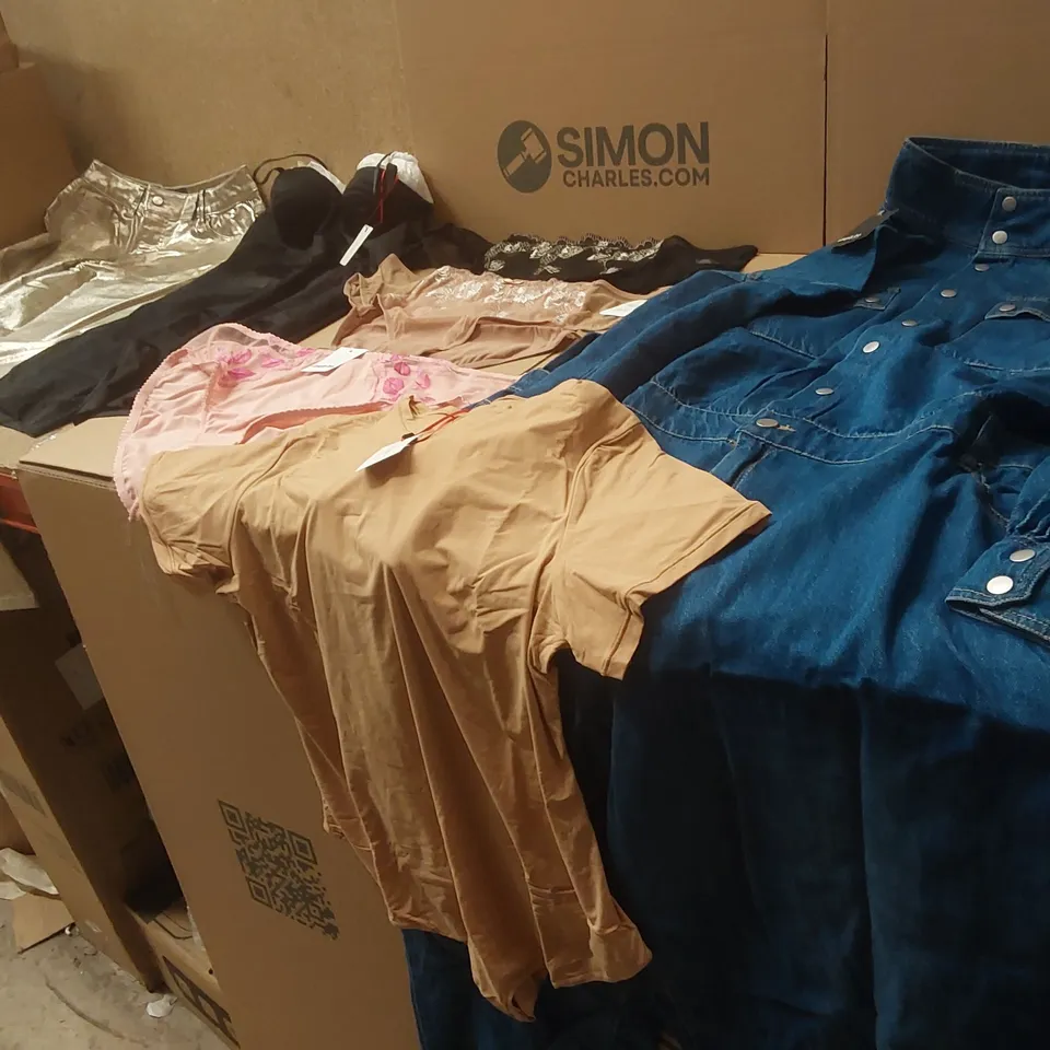 PALLET CONTAINING APPROXIMATELY 500x BRAND NEW ASSORTED DESIGNER CLOTHING ITEMS