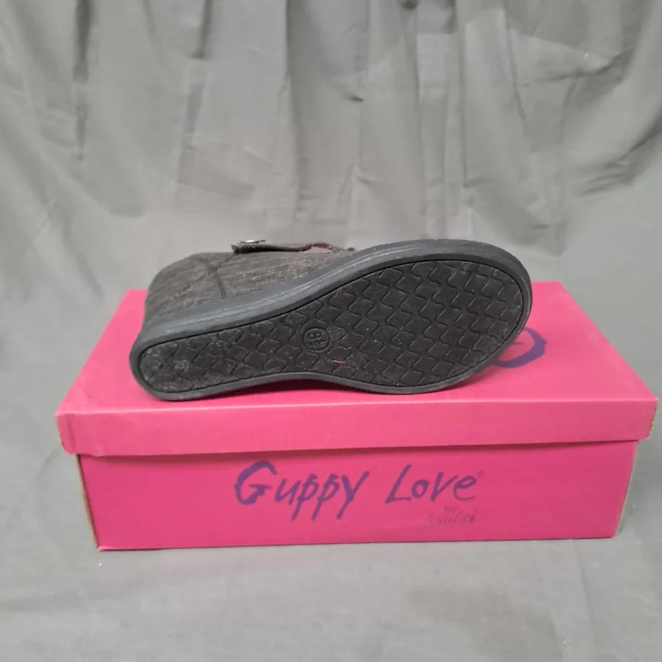 BOX OF APPROXIMATELY 6 PAIRS OF GUPPY LOVE WEDGE SHOES IN BLACK SIZE 7
