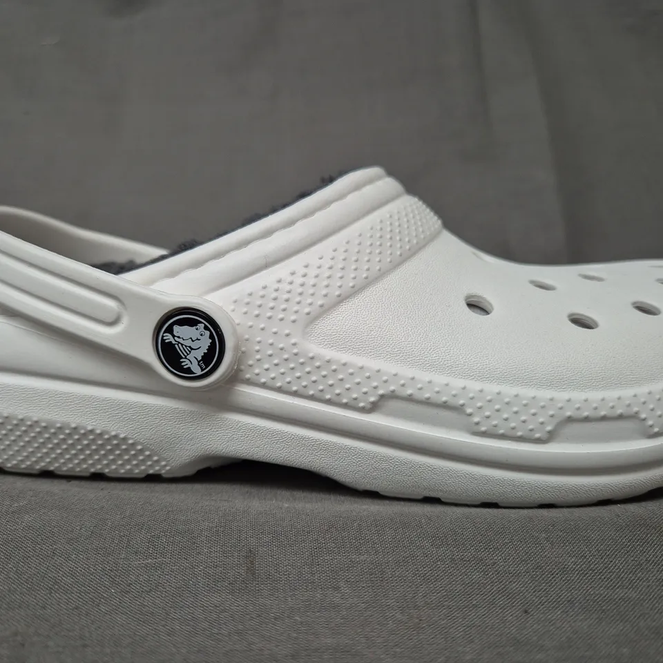 PAIR OF CROCS CLASSIC KID'S LINED CLOGS IN WHITE UK SIZE J4