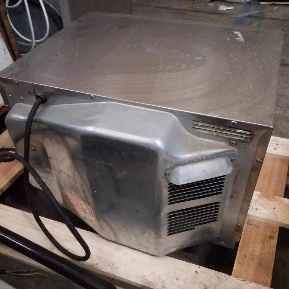 COMMERCIAL MICROWAVE OVEN