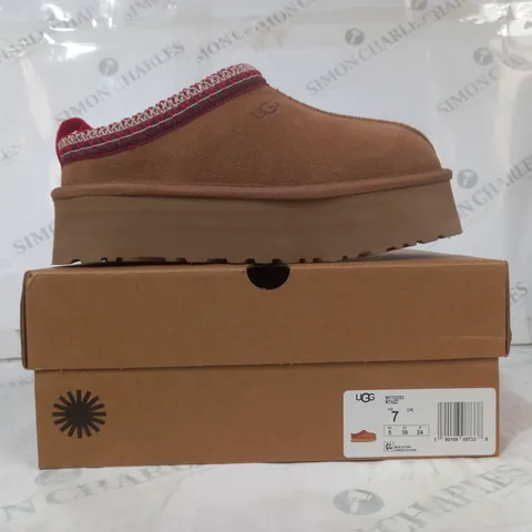 BOXED PAIR OF UGG WTAZZ SHOES IN CHESTNUT SIZE 5