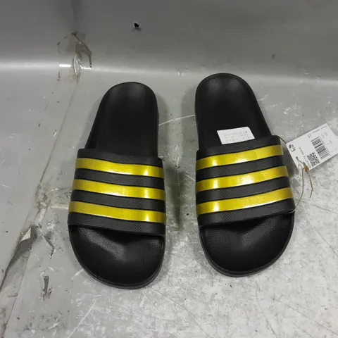 UNBOXED PAIR OF ADIDAS ADILETTE AQUA SLIDERS UK 7