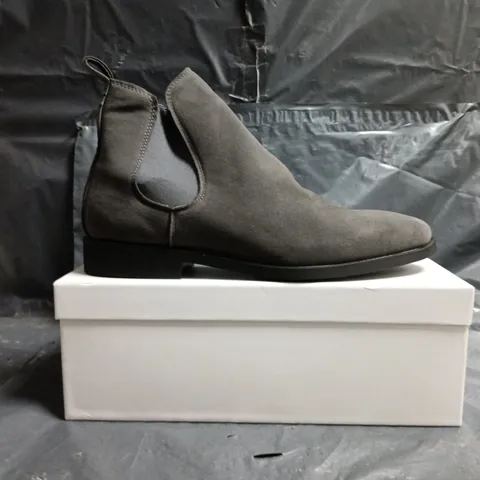 BOXED PAIR OF CONZURI HAMPTONS ELASTIC SIDED SHOES IN DARK GREEN SIZE UK 10