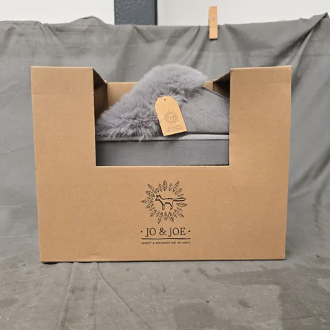 boxed pair of jo & joe erin slippers in grey size 6