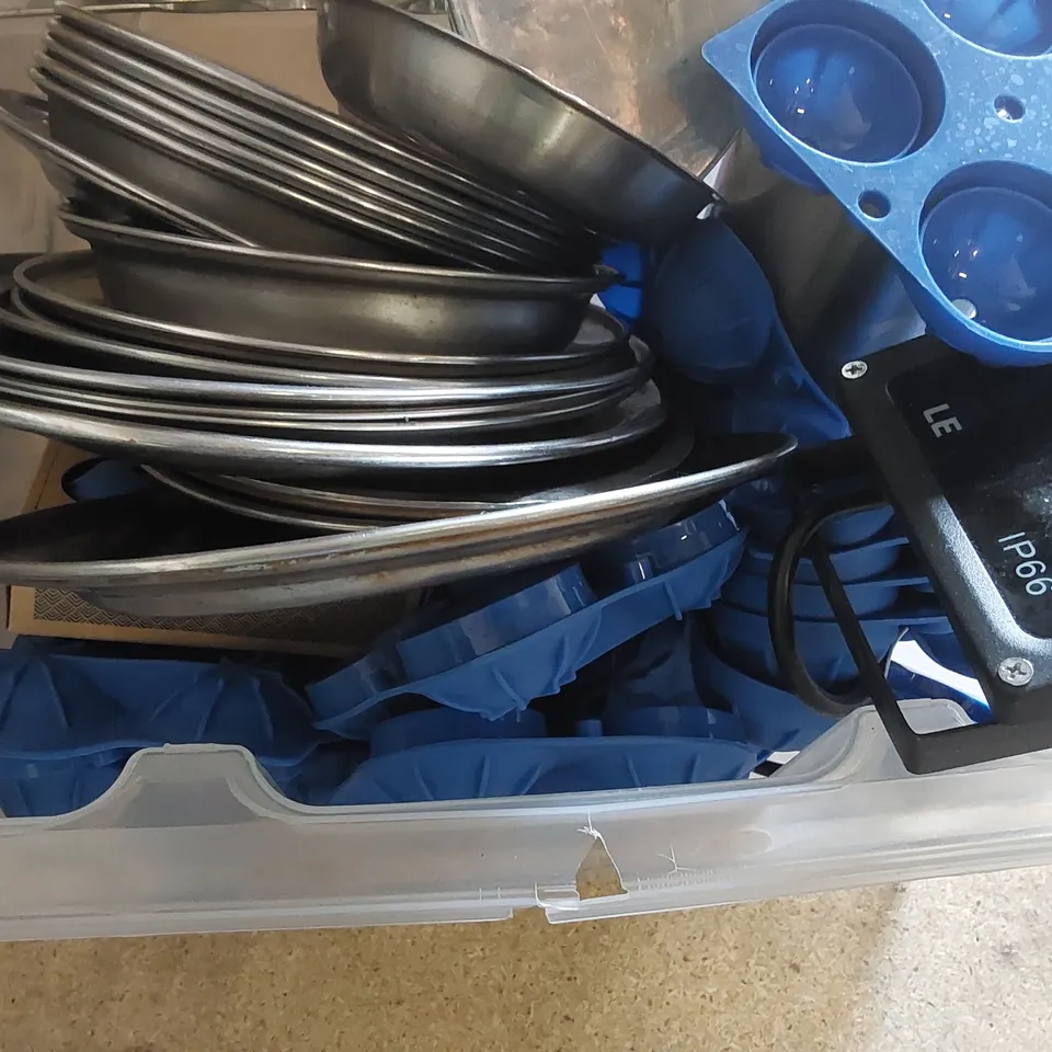 BOX OF ASSORTED ITEMS TO INCLUDE: SILICONE ICE BALL MOLDS, METAL SERVING DISHES, 10W LIGHT ECT