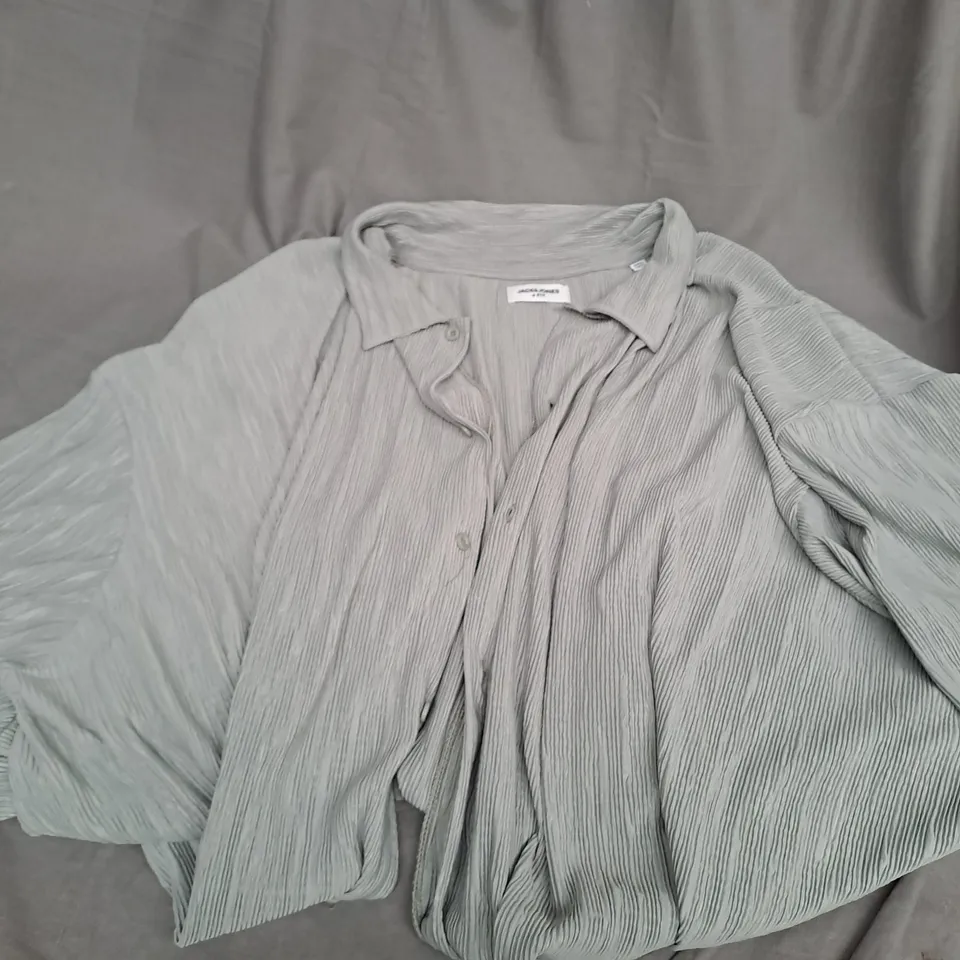 JACK AND JONES + FIT PLISSE SHIRT SAGE 4XL