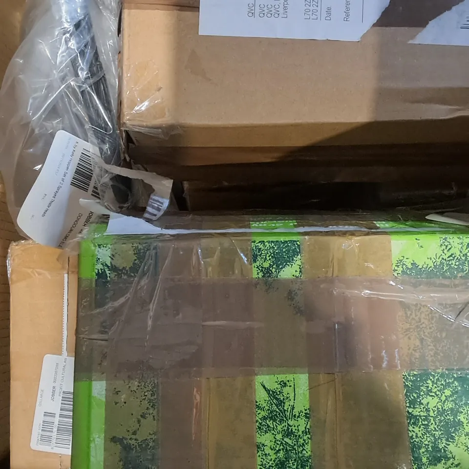 BOX OF APPROXIMATELY 5 ASSORTED ITEMS TO INCLUDE -HEATED WRAP BLANKET , THISTLE HEADS , SNOW GLOBE ETC