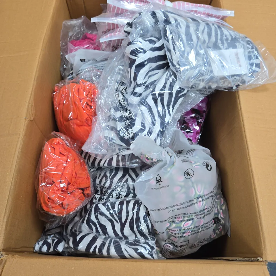 CLOTHING & ACCESSORIES BUNDLE – 3 UNBRANDED GARMENTS (ZEBRA PRINT, PINK & GEOMETRIC PATTERNS) (VERIFY)WOMEN'S CLOTHING BUNDLE – APROX 40 ITEMS TO INCLUDE CLOTHING ITEMS JUMPERS , TOPS AND DRESSES 