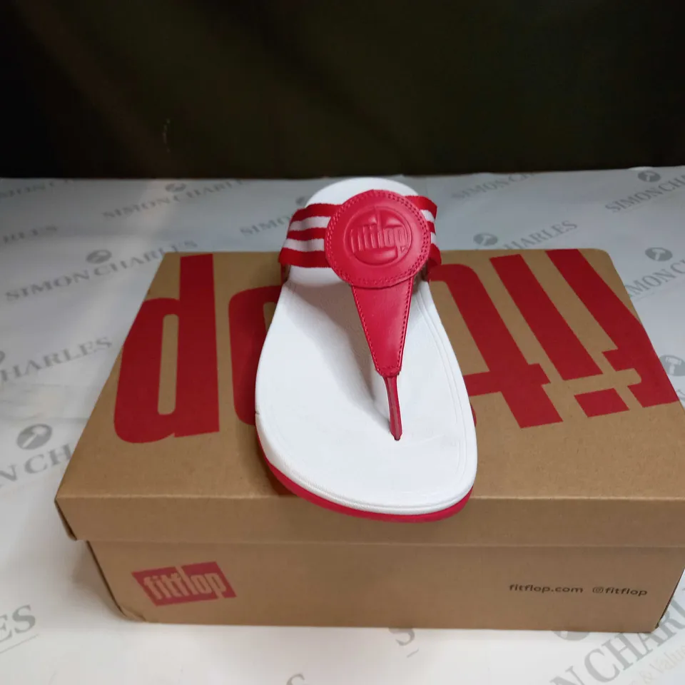 BOXED FIT FLOP WALKSTAR TOE-POST SANDALS IN RED - UK 5