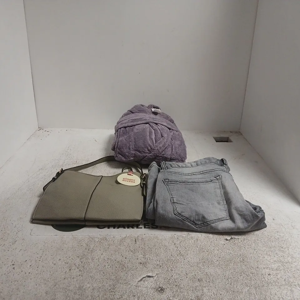 BOX OF APPROXIMATELY 25 ASSORTED CLOTHING ITEMS TO INCLUDE GINGER ACCENT BAG, DENIM CO JEAN SHORTS ETC