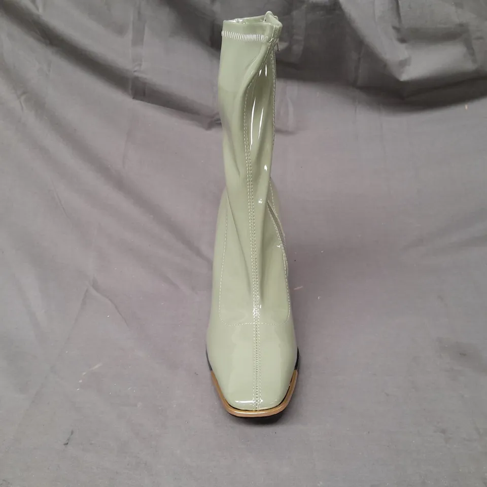 BOXED PAIR OF PUBLIC DESIRE HIGH BLOCK HEEL SHOES IN GREEN SIZE 5