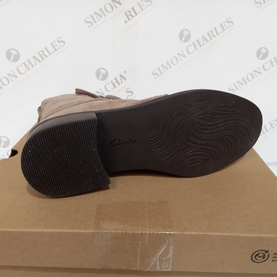 BOXED PAIR OF CLARKS BOOTS IN PEBBLE SUEDE - SIZE 7