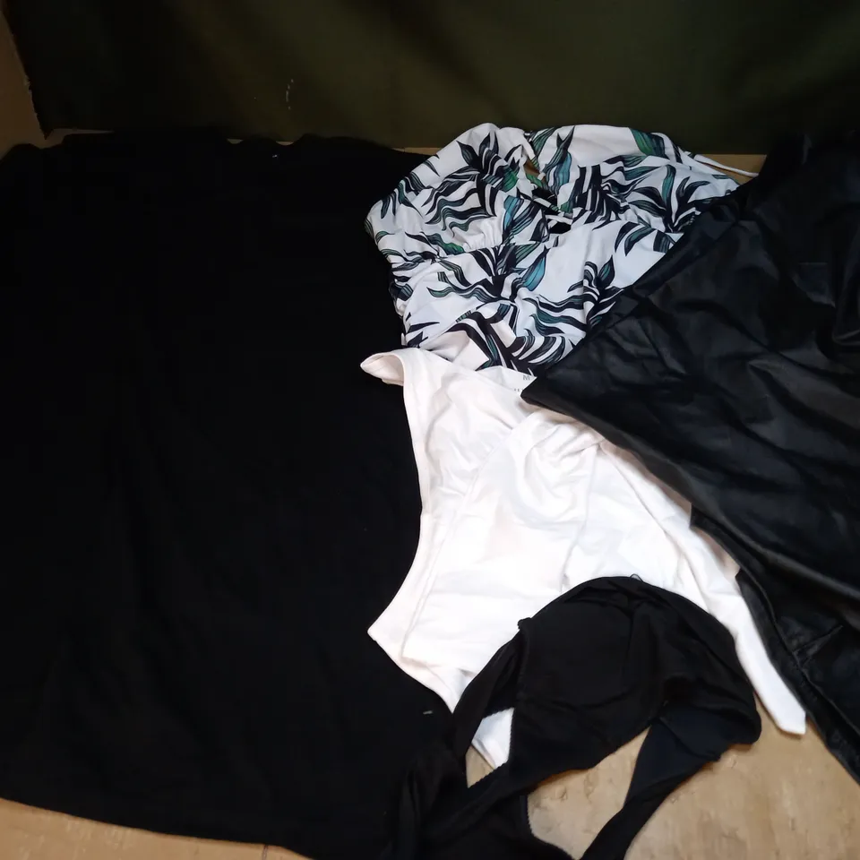 LARGE QUANTITY OF ASSORTED CLOTHING ITEMS TO INCLUDE - DRESSES, T-SHIRTS AND TROUSERS
