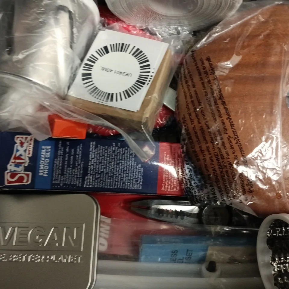 APPROXIMATELY 10 ASSORTED HOUSEHOLD ITEMS TO INCLUDE AIR WICK SCENTED OIL FRAGRANCE REFILL, WASHING MACHINE CLEANER, ETC