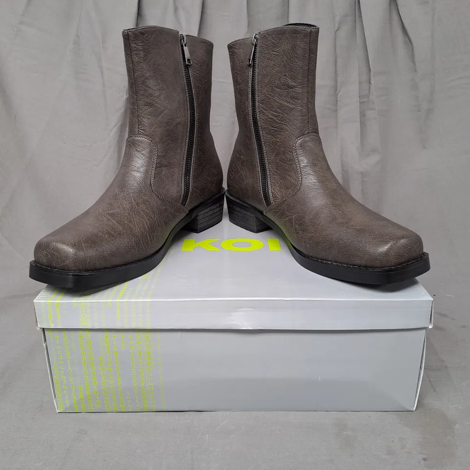BOXED PAIR OF KOI THE CAVALRY MEN'S HEELED COWBOY BOOTS IN MOCHA UK SIZE 10